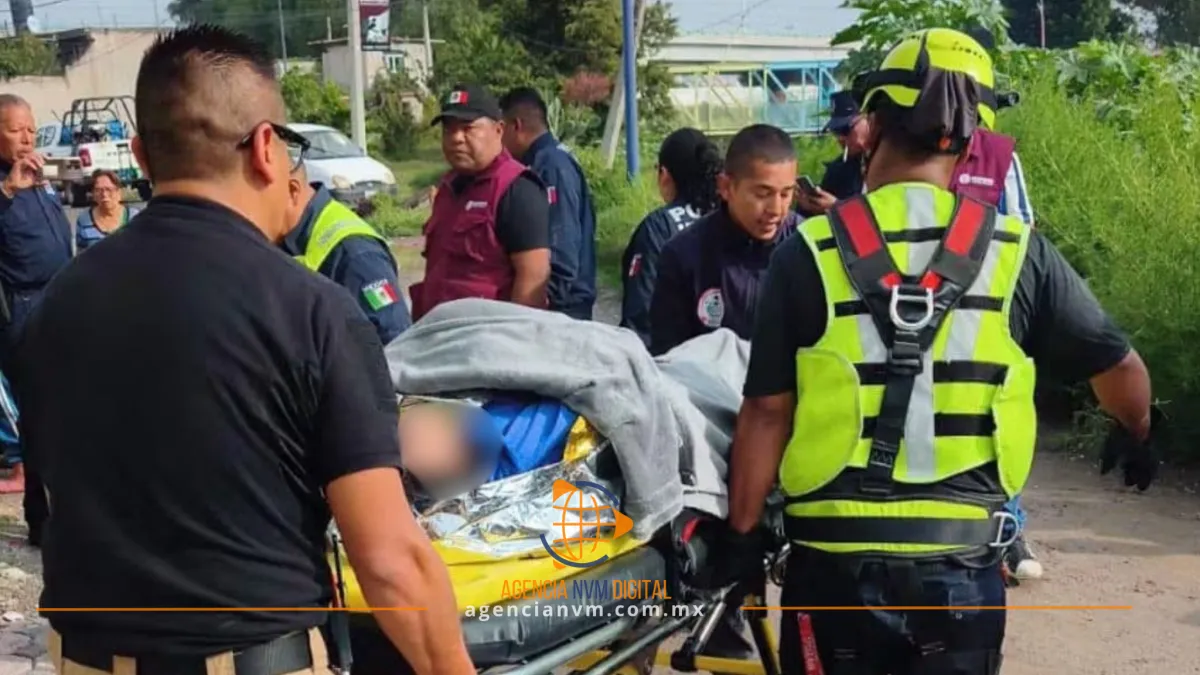 Evitan tragedia en Ecatepec al rescatar a mujer de un canal