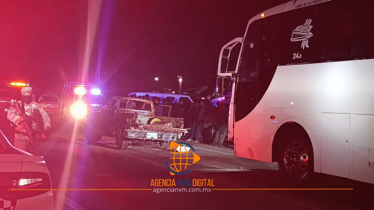 Registran mortal choque entre camioneta y autobús en Otumba