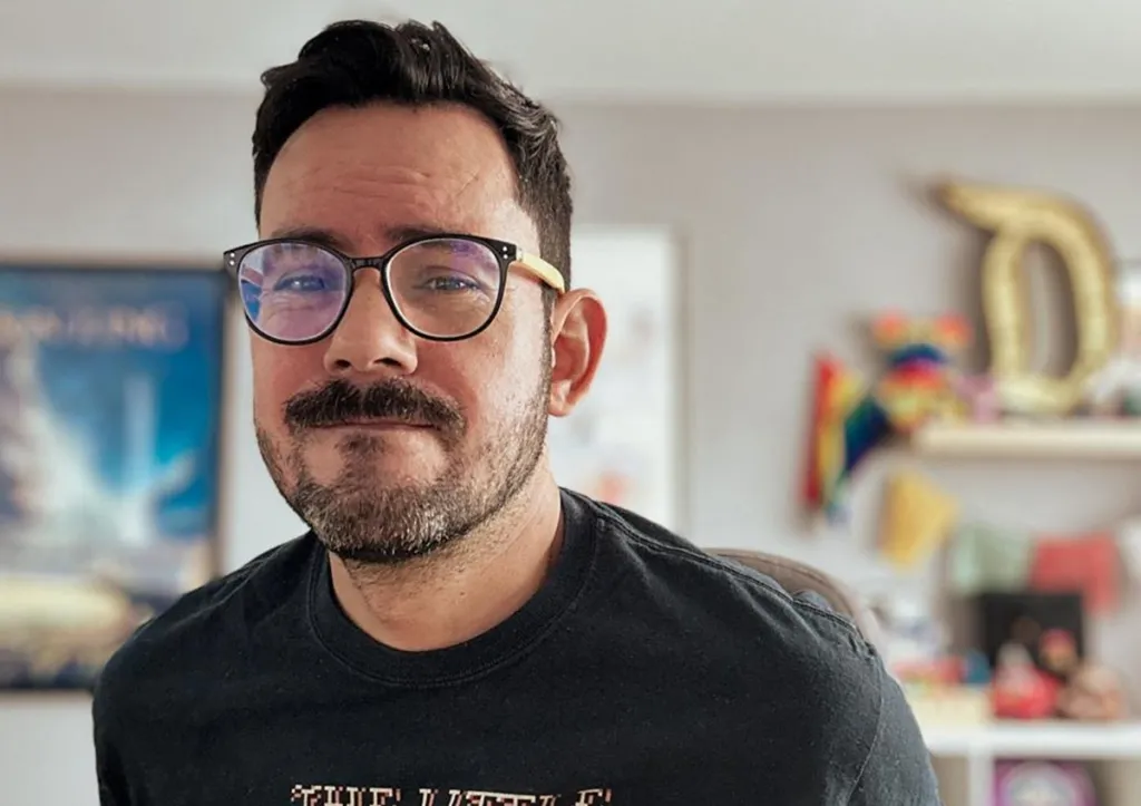 Presentan calendario de Alfredo Roagui celebrando 15 años.