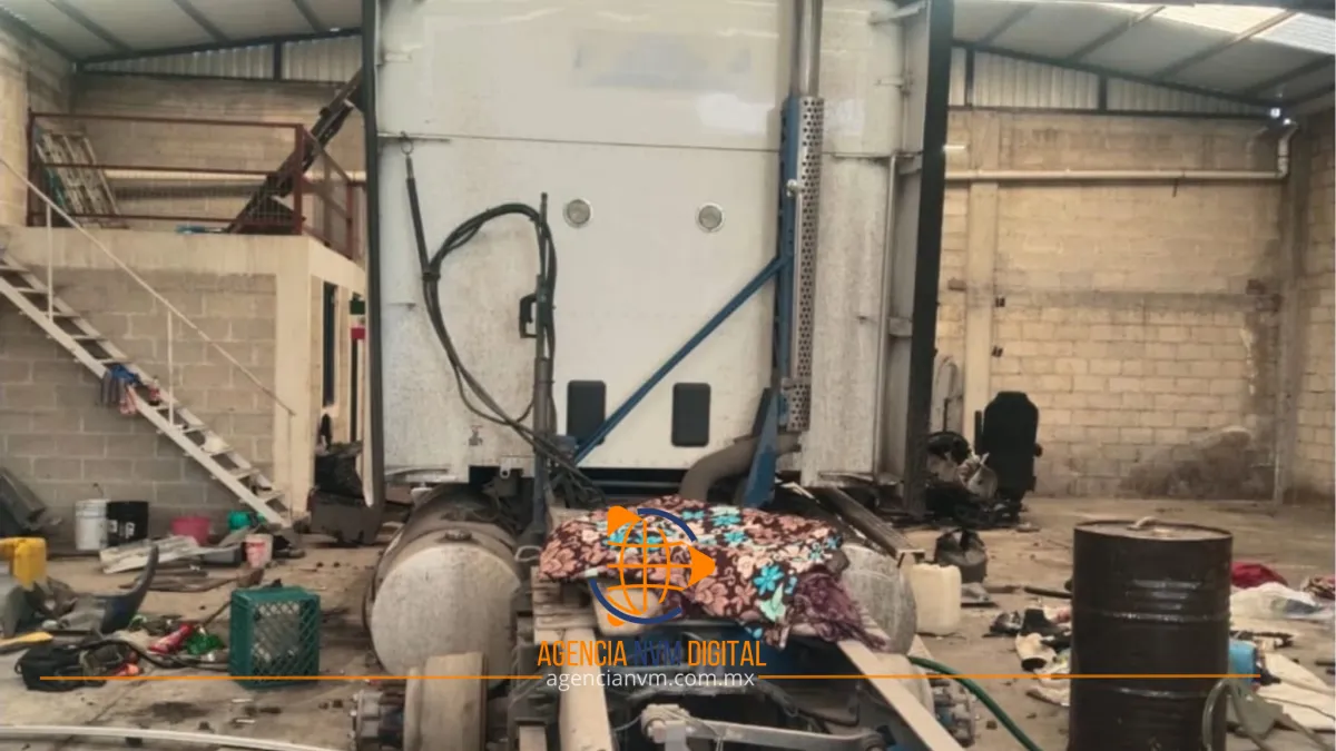 Desmantelan bodega con tráiler robado y detienen a cinco