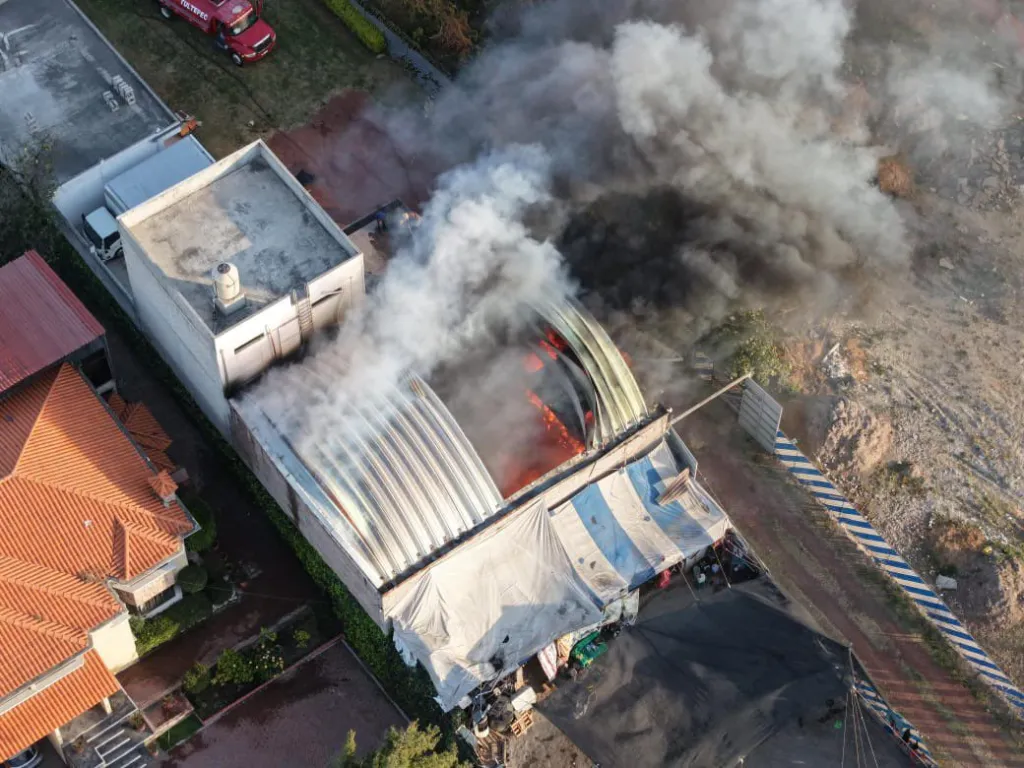 Reportan saldo blanco tras explosión en almacén irregular en Tultepec