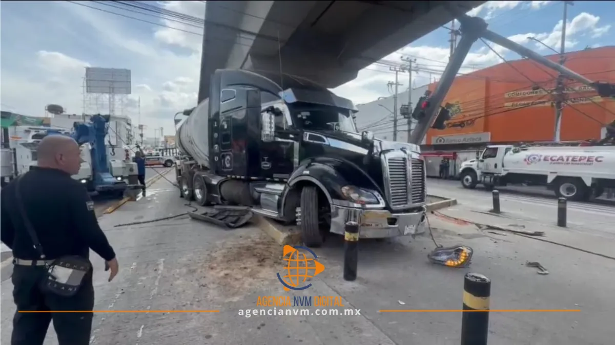 Choca tráiler en carril del Mexibús y derriba semáforo